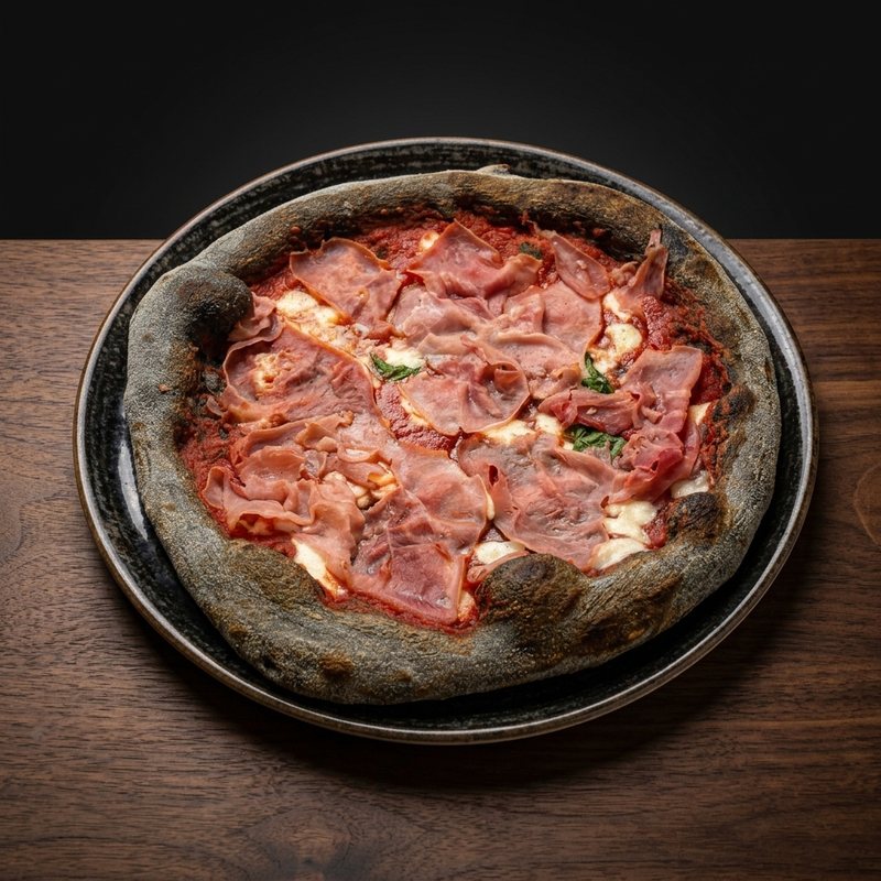 Caterina – pizza con impasto al carbone vegetale e prosciutto crudo